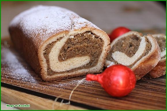 Drożdżowiec z orzechami włoskimi