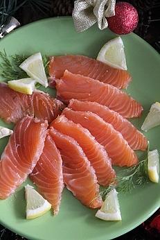 Gravlax z łososia peklowany z koperkiem i cytryną