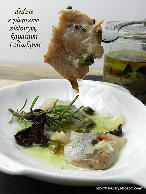Śledzie korzenne z pieprzem zielonym, kaparami i oliwkami