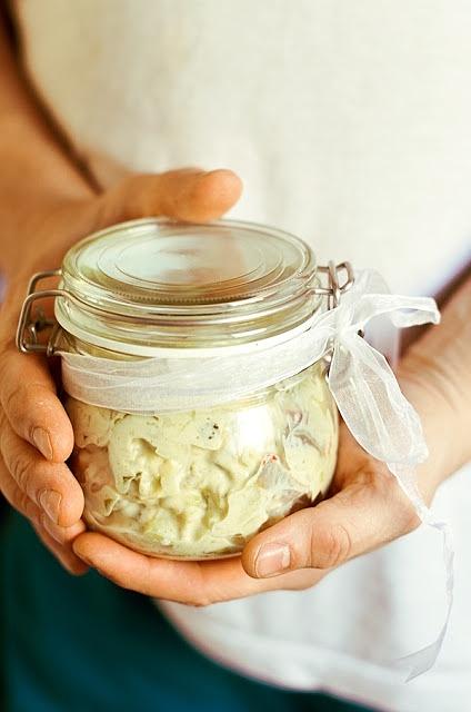 Sylwestrowa przekąska: śledzie w sosie jogurtowo-musztardowym z ogórkami i chili
