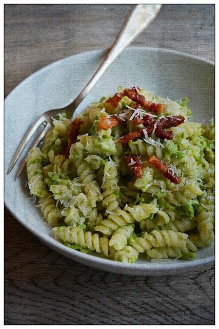 Lekka carbonara z groszkiem i migdałami