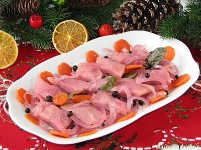 Różowe śledzie w słodkiej zalewie octowej
