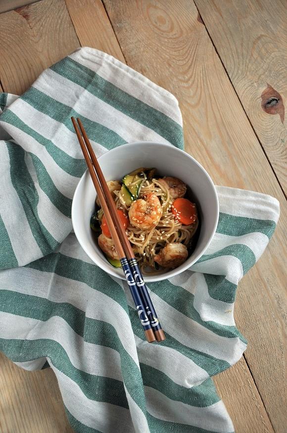 Makaron chow mein z krewetkami, cukinią, marchewką i imbirem