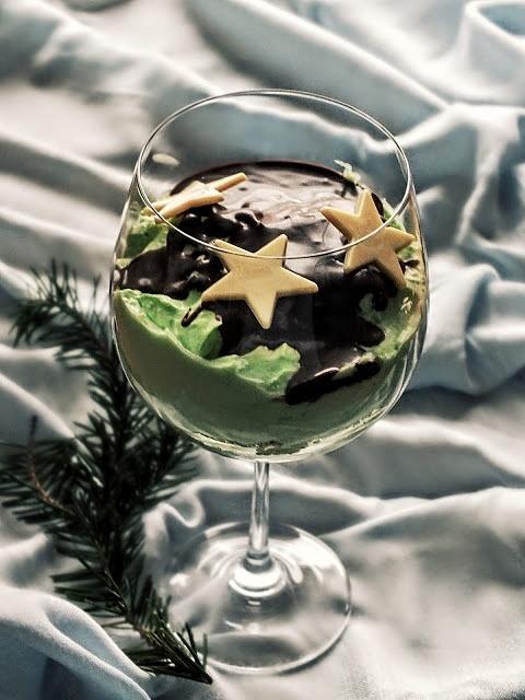 Piernikowy crumble z kremem miętowym i polewą czekoladową z pianek