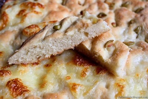 Focaccia ligure - tradycyjna potrawa kuchni liguryjskiej