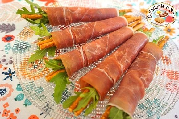 Szybka przekąska z paluszków z prosciutto