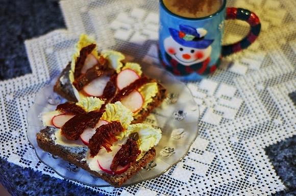 Chleb żytni z sezonowym smoothie z kapustą i rzodkiewką