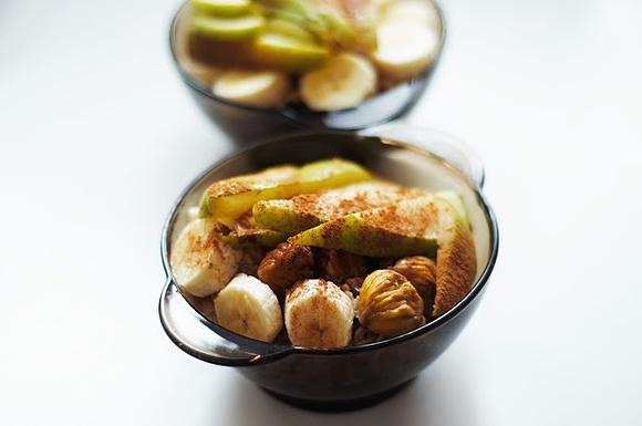 Kokosowa owsianka z bananem, gruszką i kasztanami, cynamonem