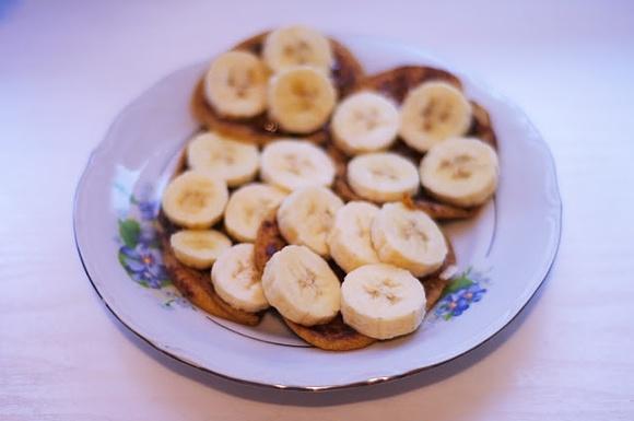 Placuszki dyniowe z dżemem różanym i bananem