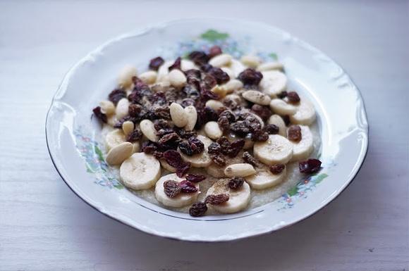 Płatki jaglane z bananem i bakaliami