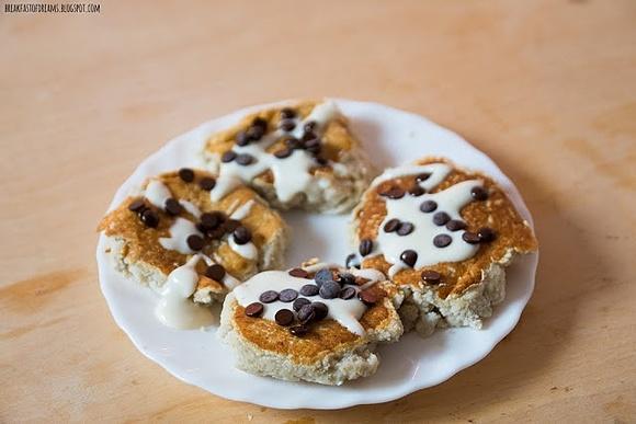 Wegańskie placki z mąki kokosowej z waniliowym jogurtem i chocolate chips