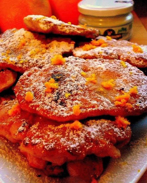 Pomarańczowe placuszki z jabłkami, czekoladą i kokosem
