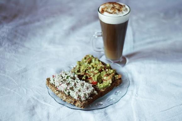Puszyste pasty kanapkowe i caffe latte