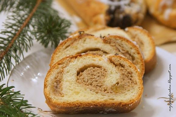 Makowiec zwijany z białym makiem i drożdżową struclą