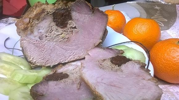 Pieczona szynka faszerowana śliwkami