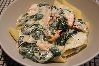 Penne w sosie z gorgonzoli ze szpinakiem i łososiem