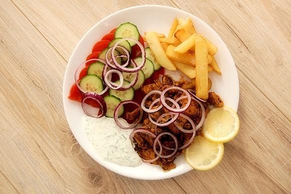 Grecki gyros z kurczaka z warzywami i sosem czosnkowym