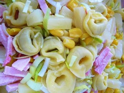 Sałatka z tortellini, szynką, ananasem i kukurydzą na Sylwestra