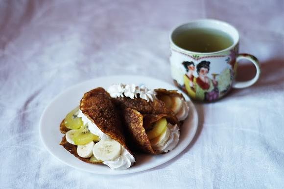Dynio-orkiszowo-cieciernikowe naleśniki z bitą śmietaną sojową, bananem i kiwi