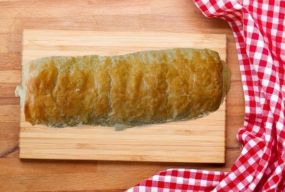 Kulebiak z ciasta francuskiego z kapustą i grzybami