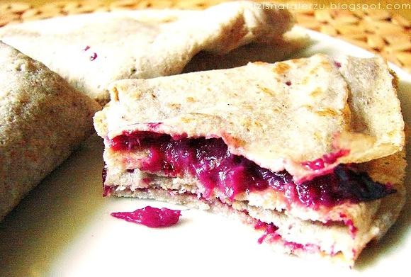 Gryczane naleśniki z owocami leśnymi i bananem bez glutenu mleka i cukru