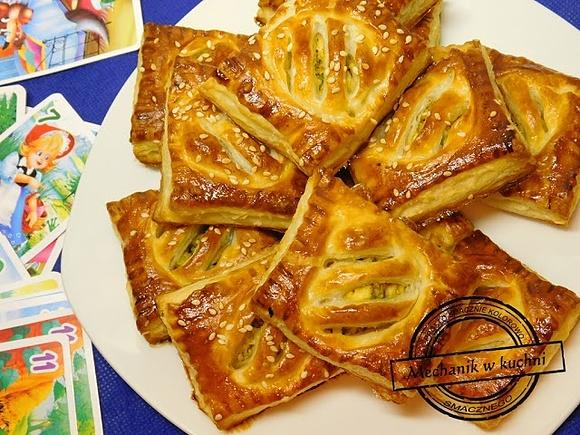 Ciasteczka drobiowe z ciasta francuskiego i kurczaka