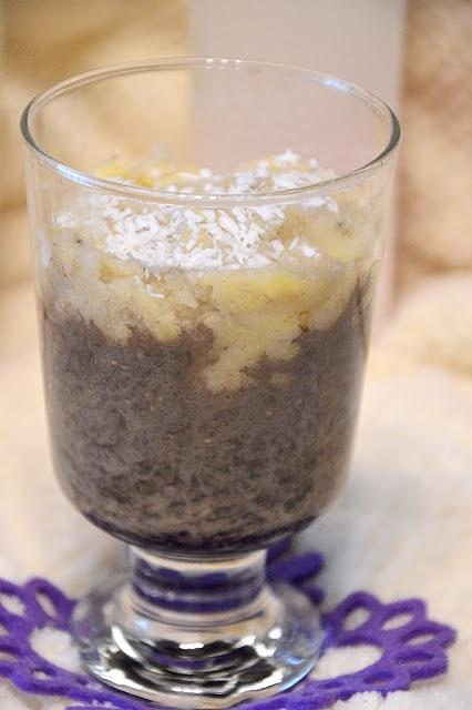 Karobowy pudding chia z bananową kruszonką