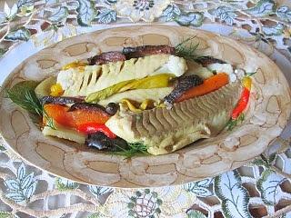 Dorsz z jarzynami i suszonymi śliwkami