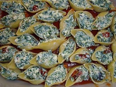 Muszle ze szpinakiem, serem i oliwkami