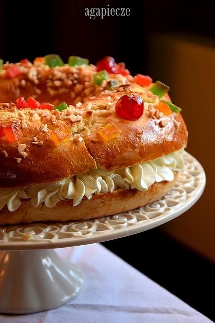 Roscon de reyes - hiszpański ciasto drożdżowe z bitą śmietaną