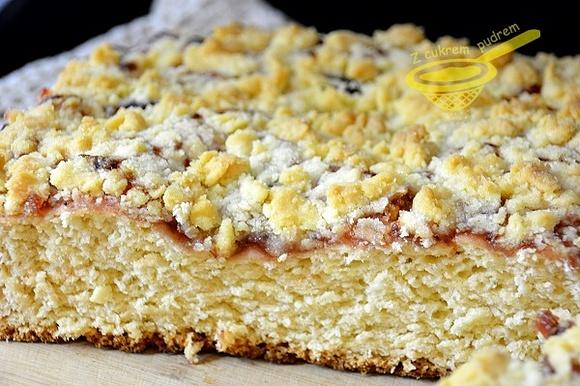 Puszysta drożdżówka z dżemem i kruszonką