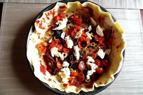 Tarta na kruchym spodzie z suszonymi i koktajlowymi pomidorami
