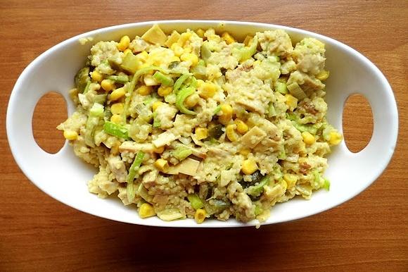 Sałatka z kuskusem i indykiem w sosie curry