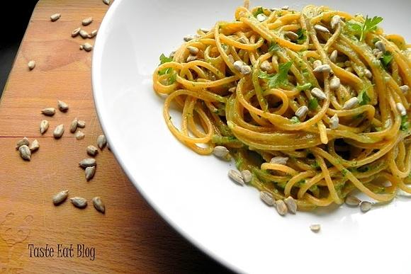 Makaron pomidorowy z pesto z pietruszki i mozzarelli