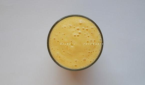 Mango lassi - wegański napój z mango i mlekiem roślinnym