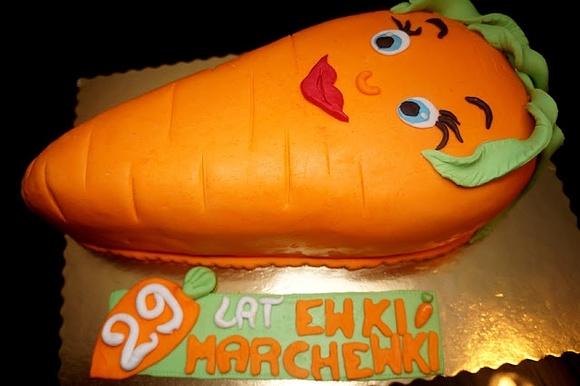 Tort marchewka - przepis na słodki wypiek w kształcie marchewki