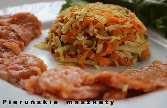 Wędzony łosoś z warzywami danie na ciepło