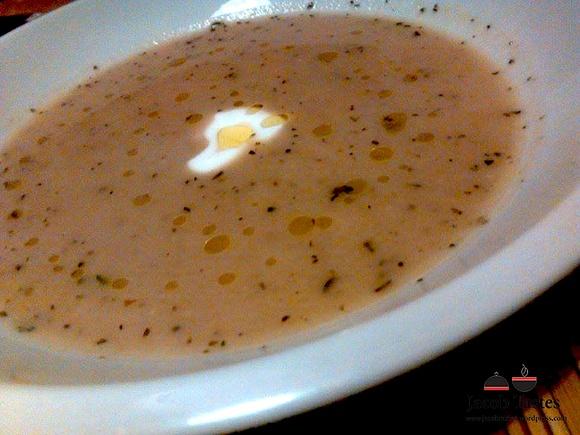 Zupa cebulowa i pierogi drożdżowe ze szpinakiem i fetą