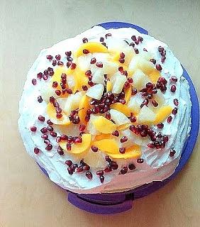 Tort bezowy z owocami