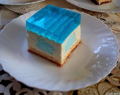 Ciasto inspirowane filmem Frozen z błękitną pianką i galaretką