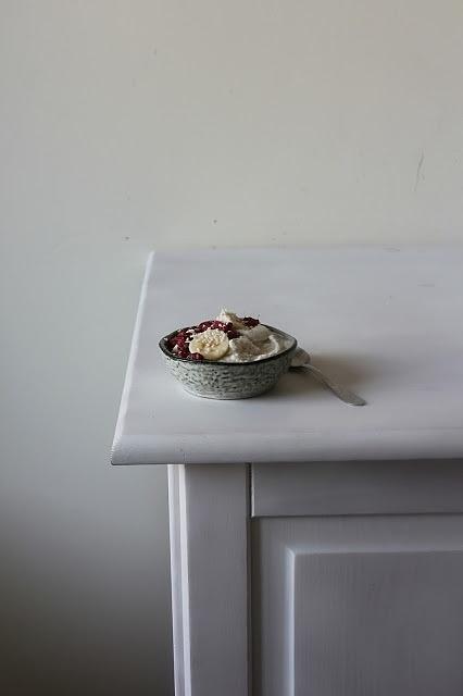 Wegański jogurt z nerkowców z bananem i malinami