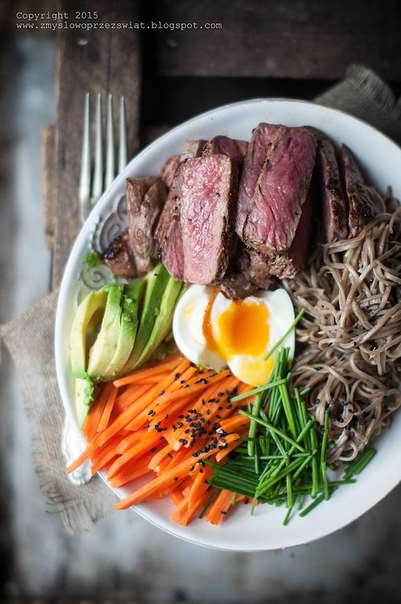 Stek z makaronem soba, jajem i warzywami