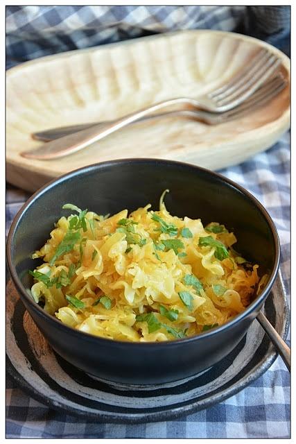 Lazanki z kiszoną kapustą curry i warzywami