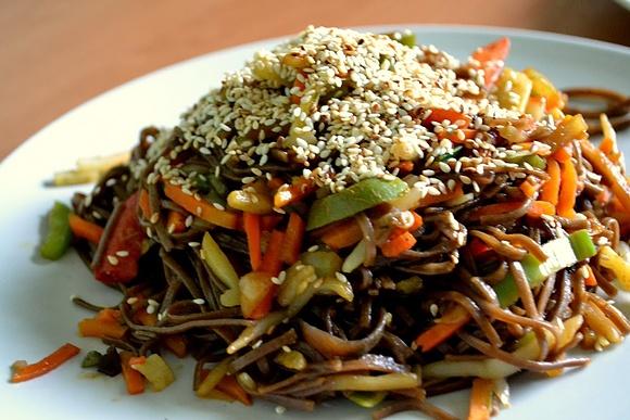 Makaron soba z warzywami i sosem sojowym na obiad