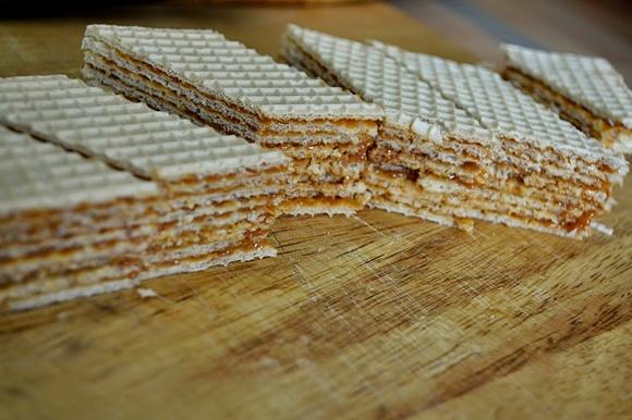 Wafel z bananami i karmelem - prosty deser na weekend
