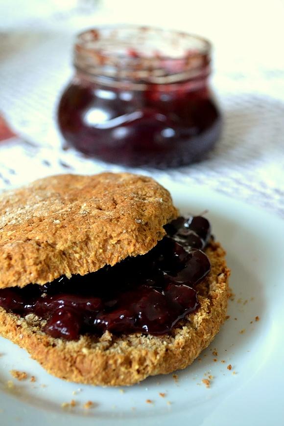 Angielska wersja śniadania - scones z ziarna i masła