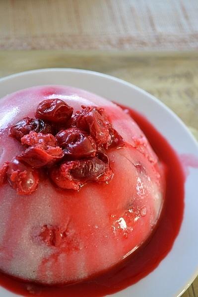 Waniliowo-kakaowy pudding z kaszy manny z wiśniami