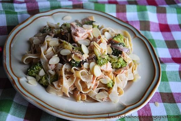Papardelle pełnoziarniste z łososiem, brokułem, migdałami i mascarpone