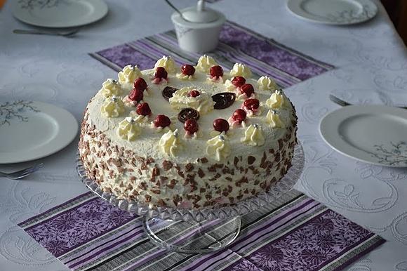 Tort szwarcwaldzki z wiśniami i bitą śmietaną