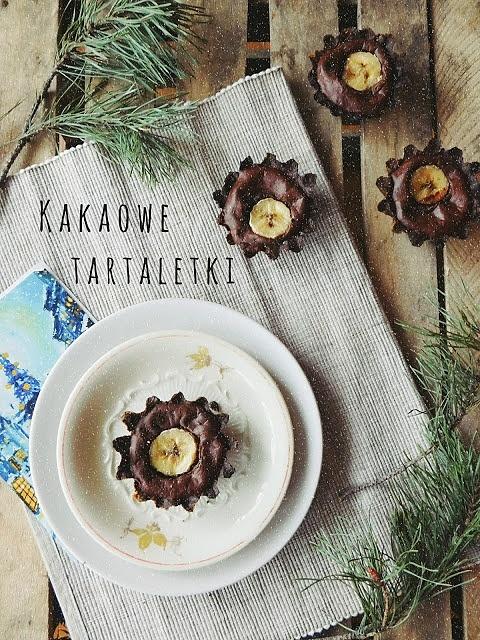 Kakaowe tartaletki z czekoladowym budyniem i bananem